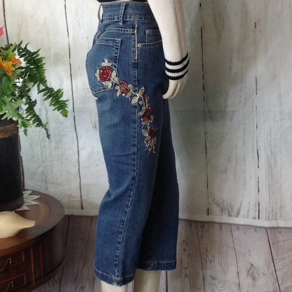 VTG Lena Jeans Cropped/ Capri Embroidered Jeans